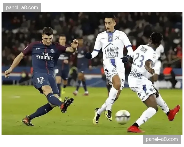 图卢兹主场传控压迫对阵欧塞尔低位防守反击，战术风格鲜明对冲