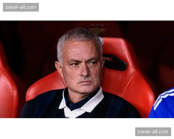 争议判罚后，现场镜头捕捉到穆里尼奥在看台苦笑摇头