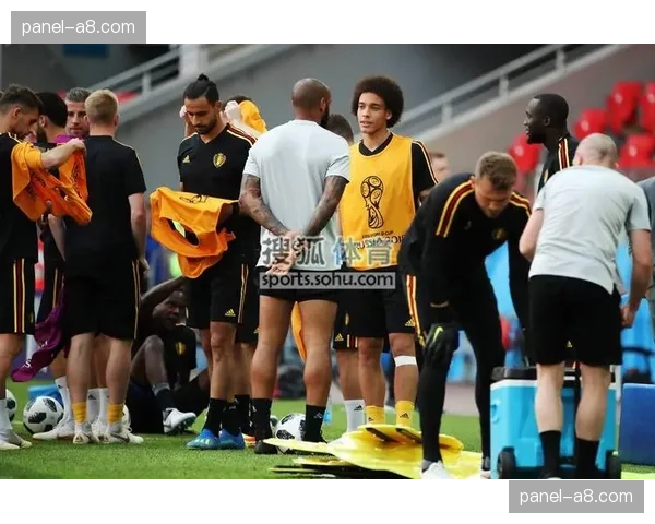 最后一场赛前，比利时全队进行放松训练